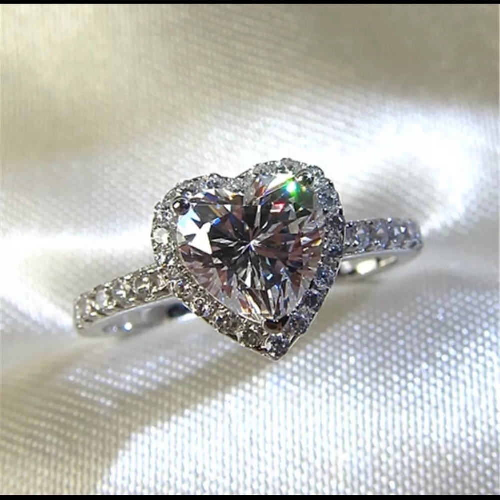 White Heart cut silver cubic zirconia ring - Picture 2 of 7